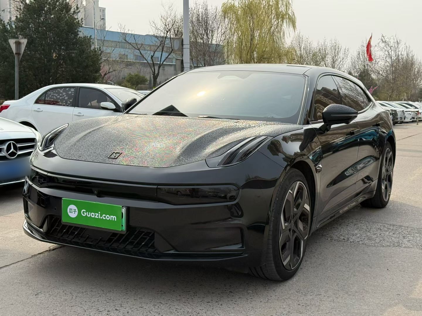 تحت مقدمة السيارة