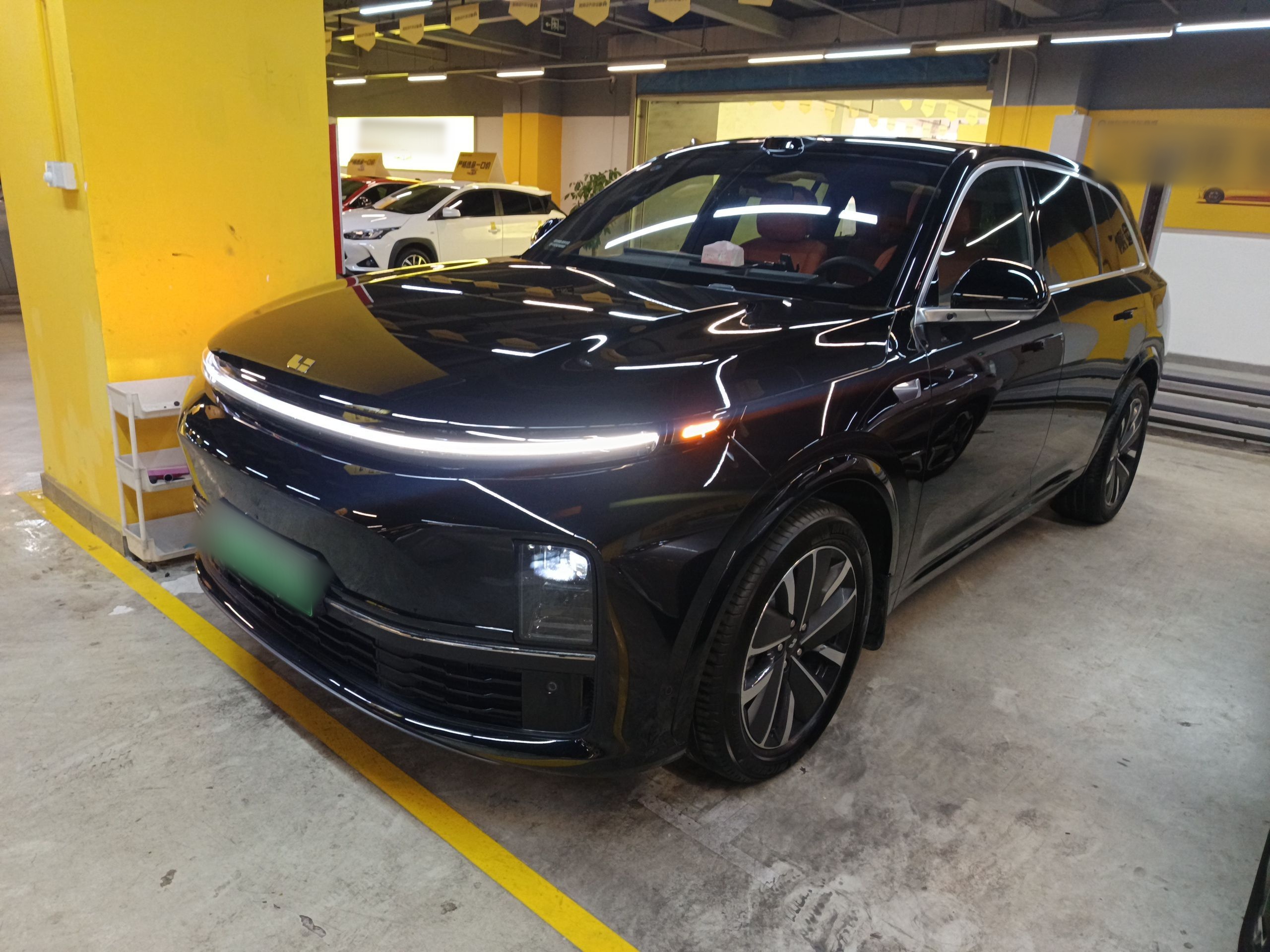 تحت مقدمة السيارة