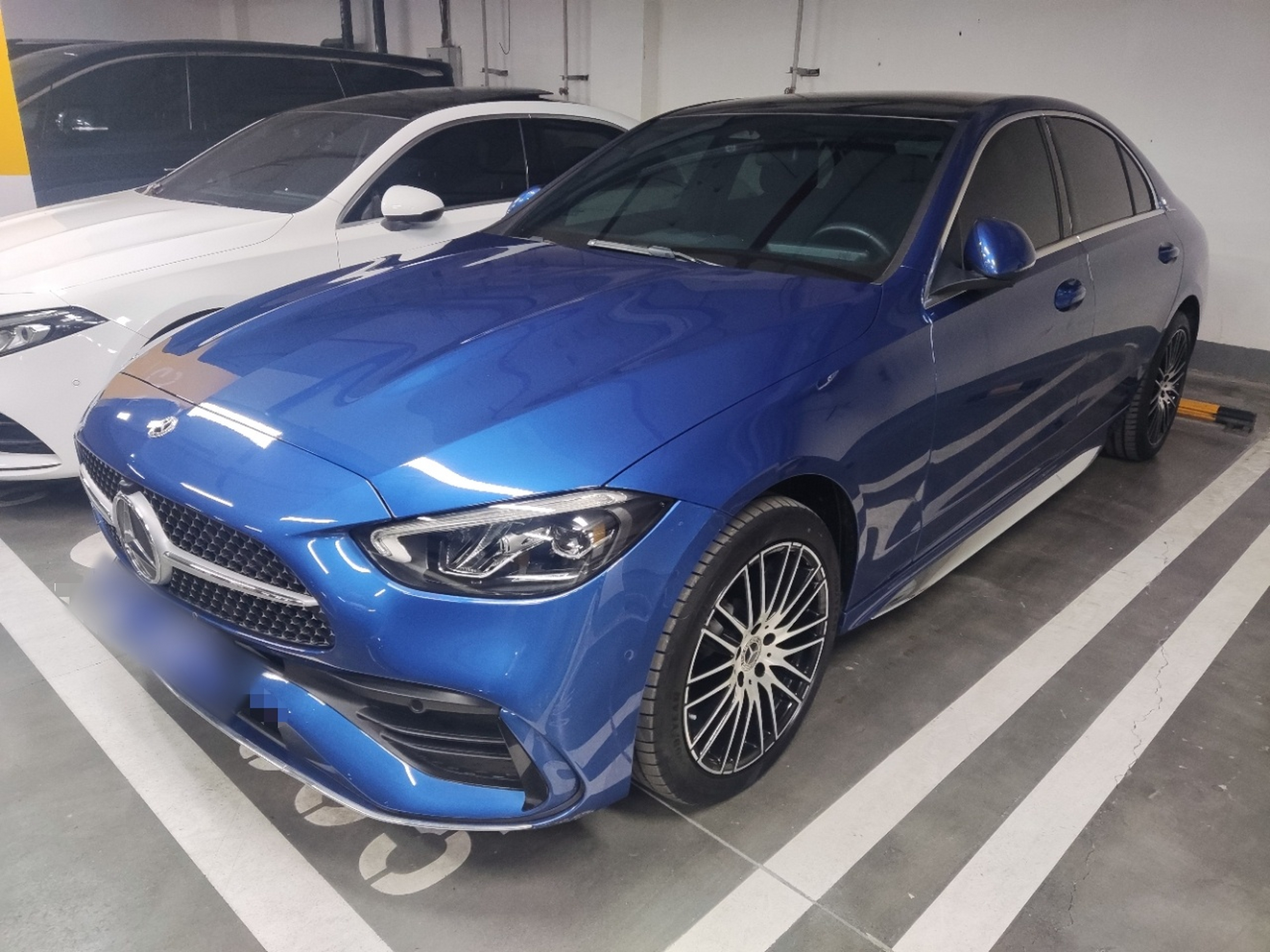 Под передней частью автомобиля