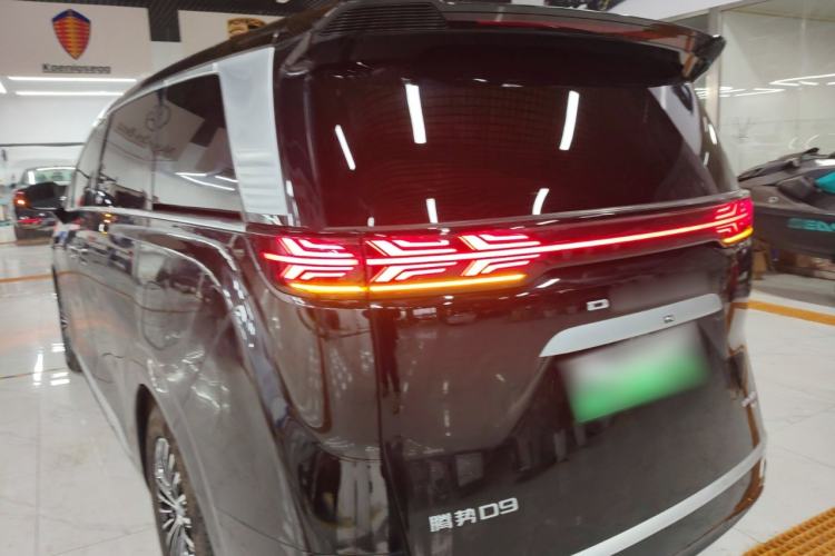 Used Denza D9 2025 DM-i Smart Drive 1020 Four-Wheel Drive Deluxe Model
