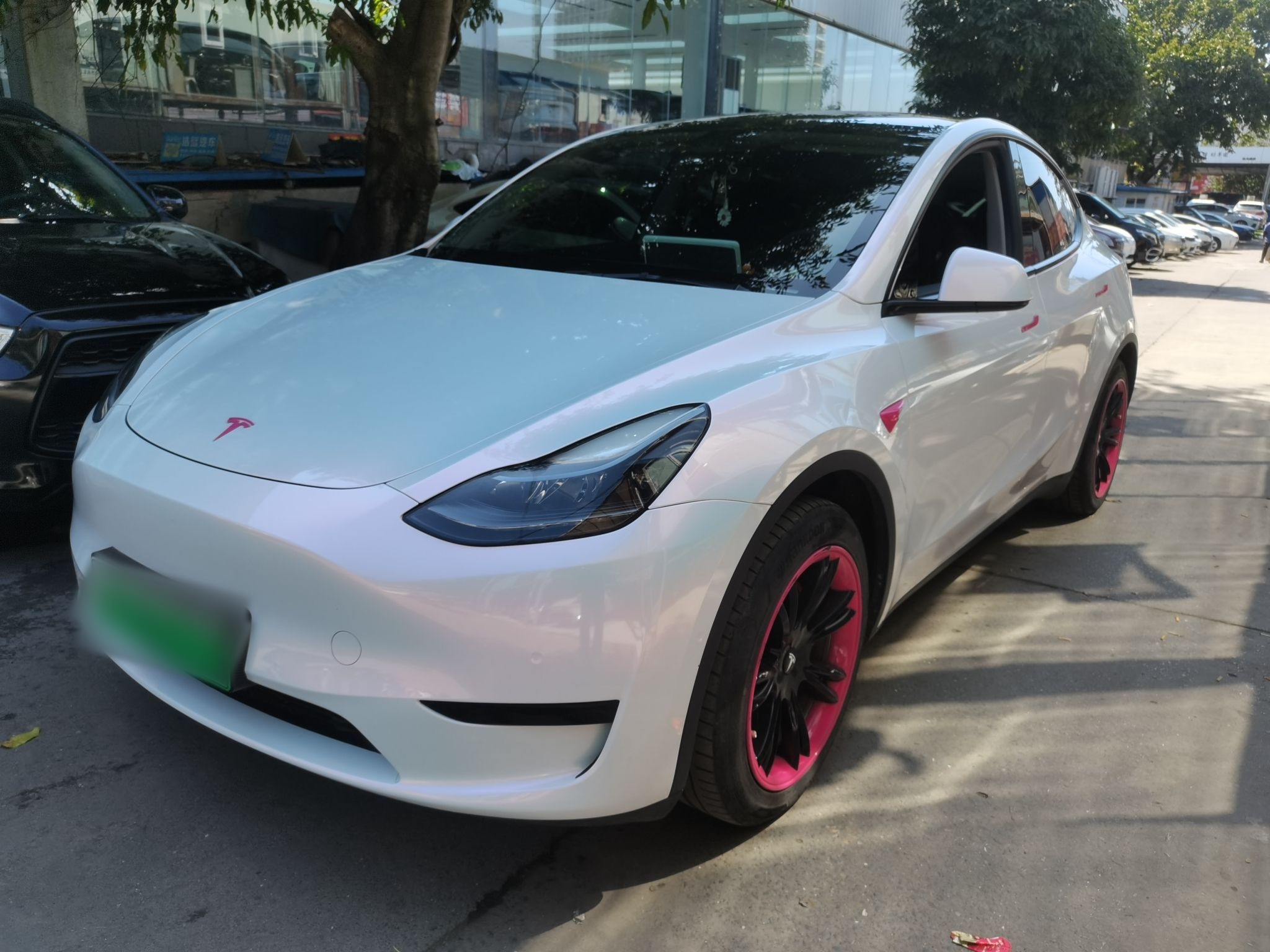 Под передней частью автомобиля