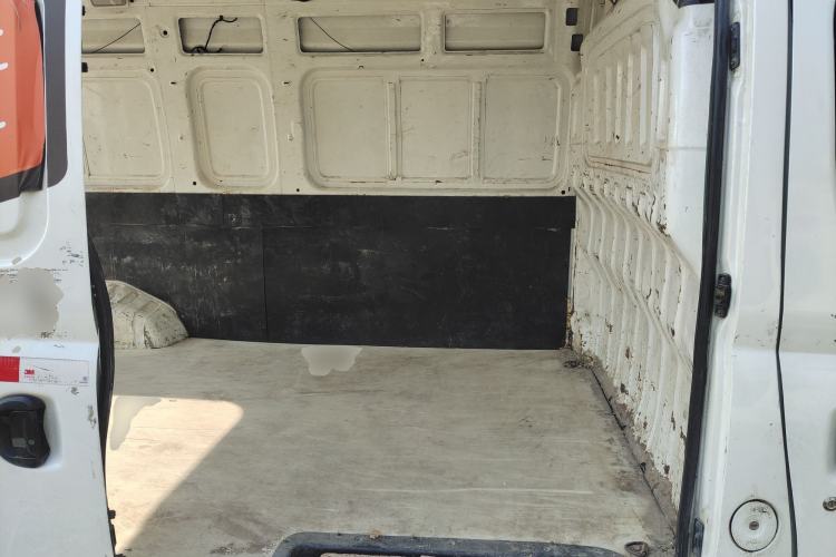 Used SAIC MAXUS Xintu V80 2020 2.5T Manual Classic City Delivery King Long Wheelbase Mid-Height 2/3 Seats