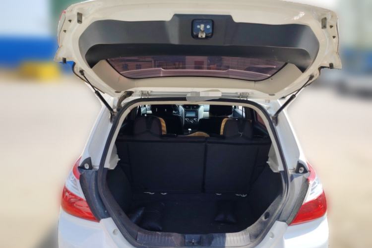 Used Venucia R50 2015 1.6L Manual Fashion Edition
