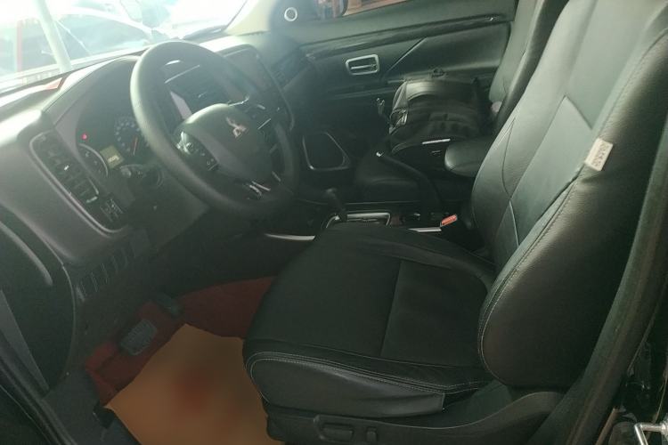 Used Mitsubishi Outlander 2017 2.0L Two-Wheel Drive Glory Edition 5 Seats Left Front Seat