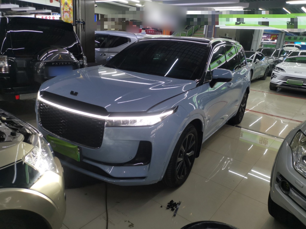 تحت مقدمة السيارة