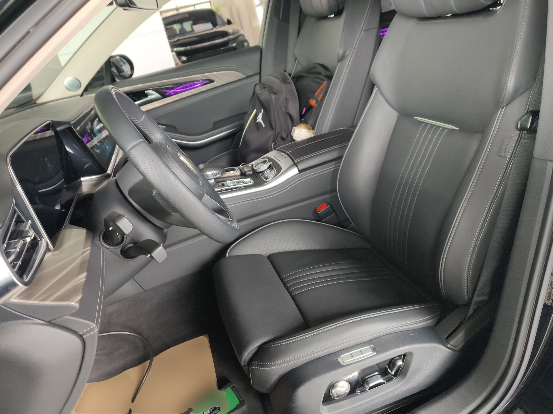 المقاعد الأمامية داخل السيارة