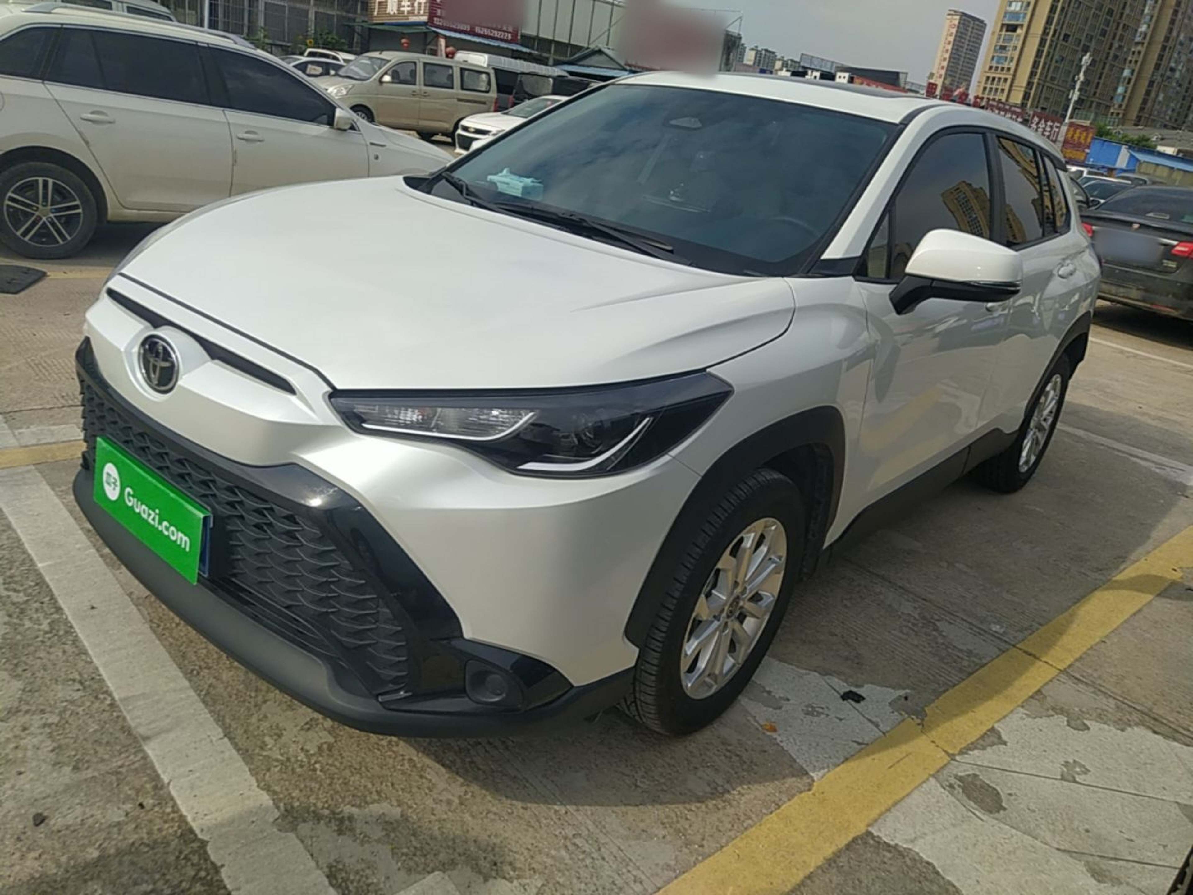 Под передней частью автомобиля
