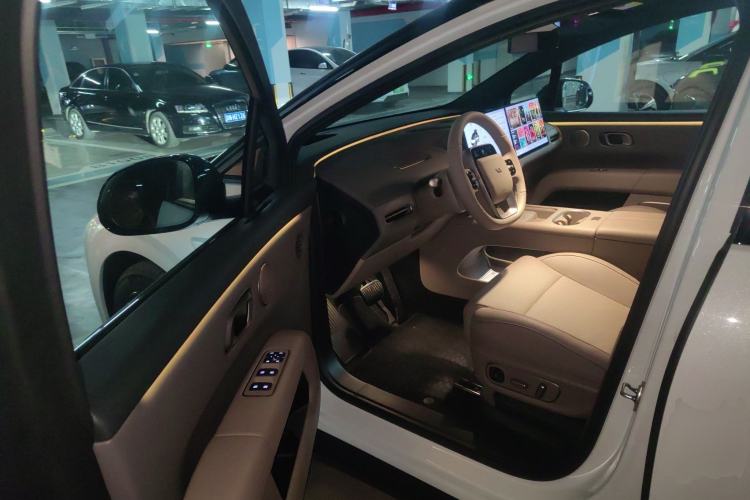 Used Li Auto i6 2025 Model Four-Wheel-Drive Standard Type
