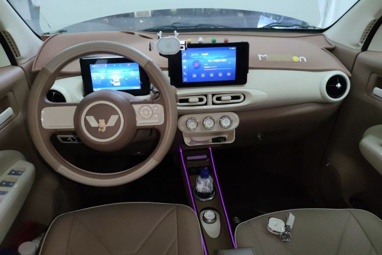 Used Wuling Hongguang MINIEV 2025 Four-Door Version Premium Edition Center Console