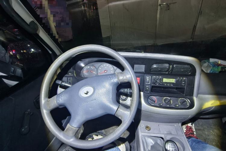 Used Jinbei Hiace 2018 2.0L Fifth-Generation Box Truck Standard Roof 2 Seats 4G21C