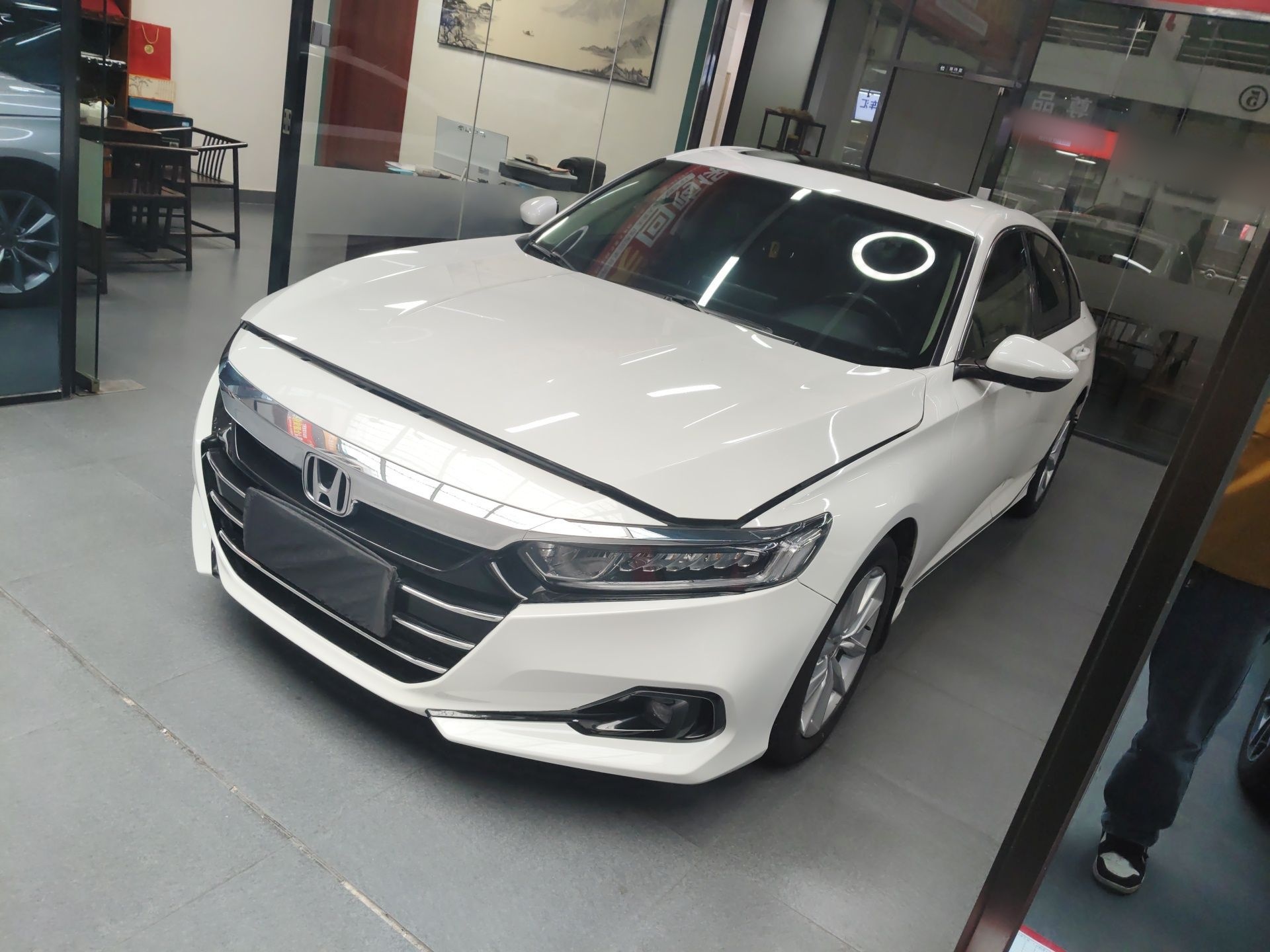 Под передней частью автомобиля