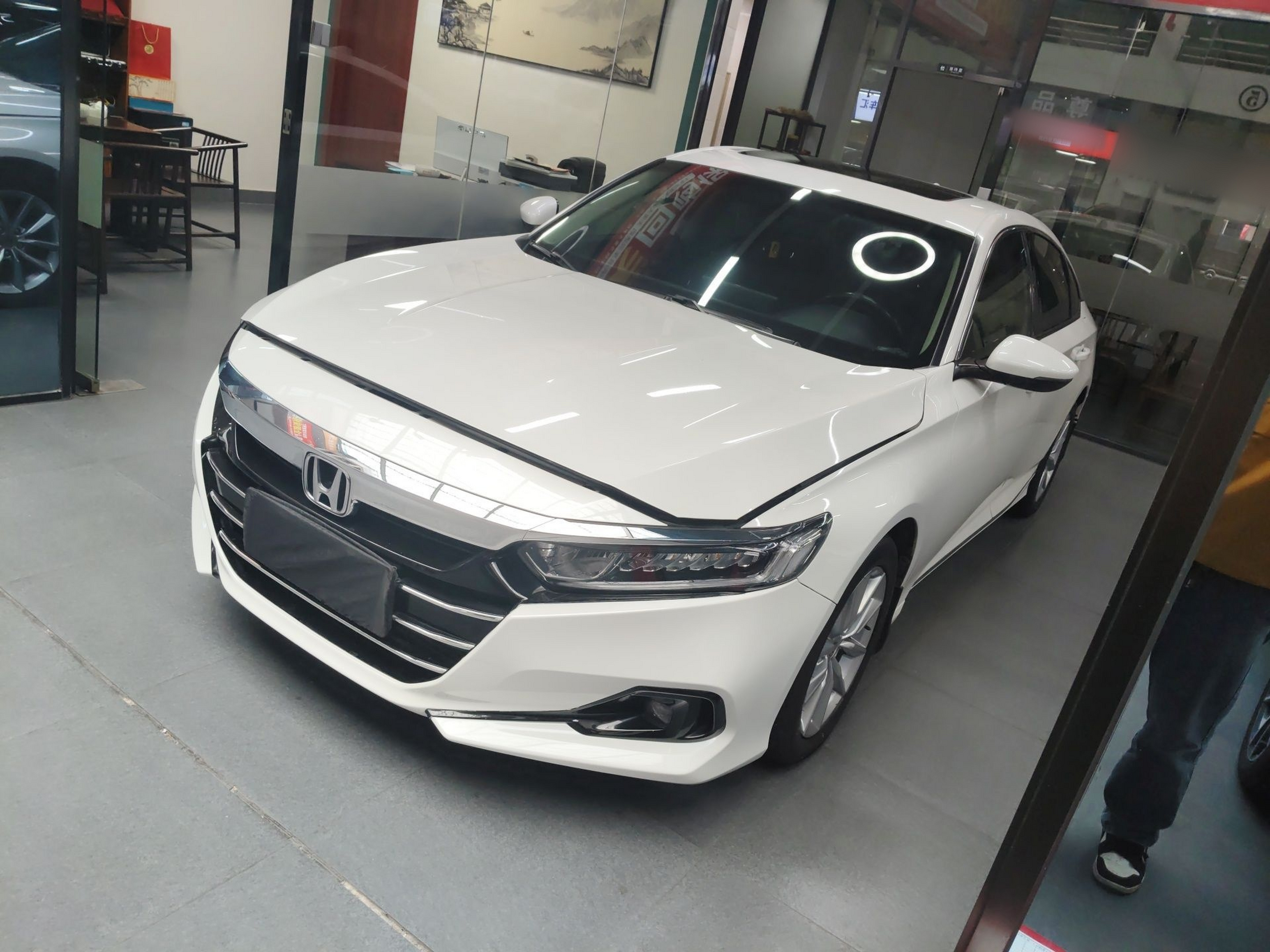 Под передней частью автомобиля