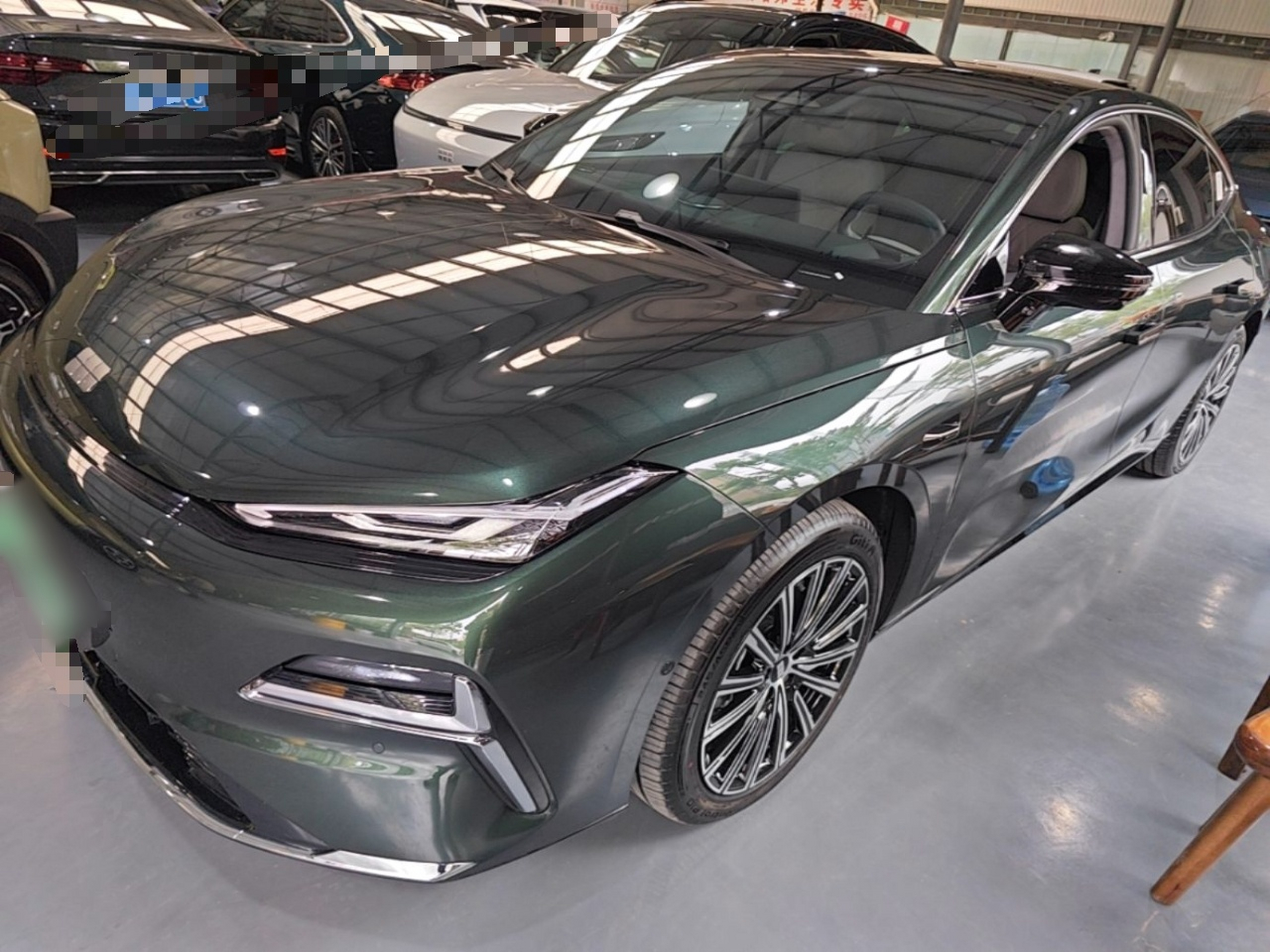 Под передней частью автомобиля