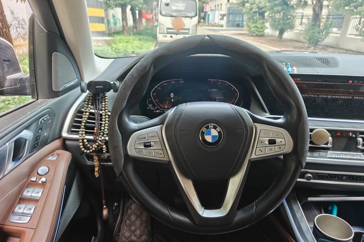 Used BMW X7 2022 xDrive40i Luxury Package with Leading Features Steering Wheel