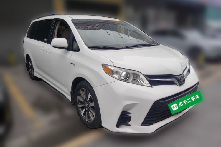 Used Toyota SIENNA 2018 3.5 Four-Wheel Drive LE Version 7 Seats – Canadian Edition Front Right 45 Deg
