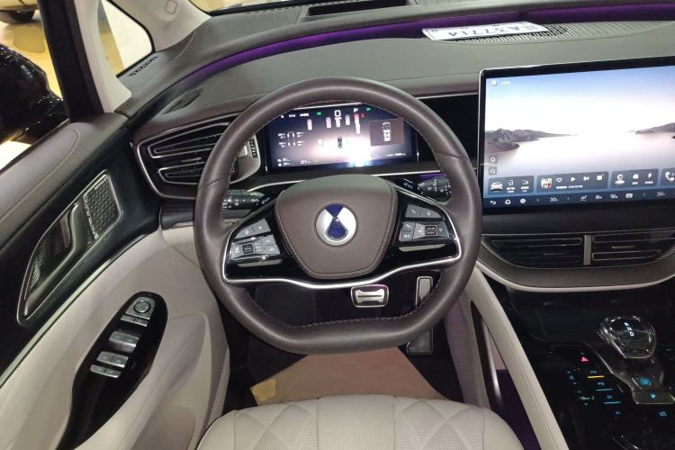 Used Denza D9 2025 DM-i Intelligent Drive 1020 Four-Wheel Drive Flagship Model
