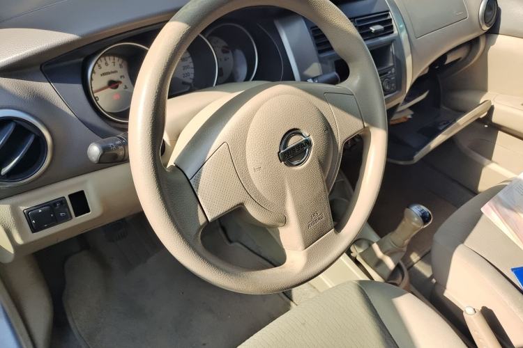 Used Nissan Livina 2010 Jingyue Edition 1.6L Manual All-Around Model
