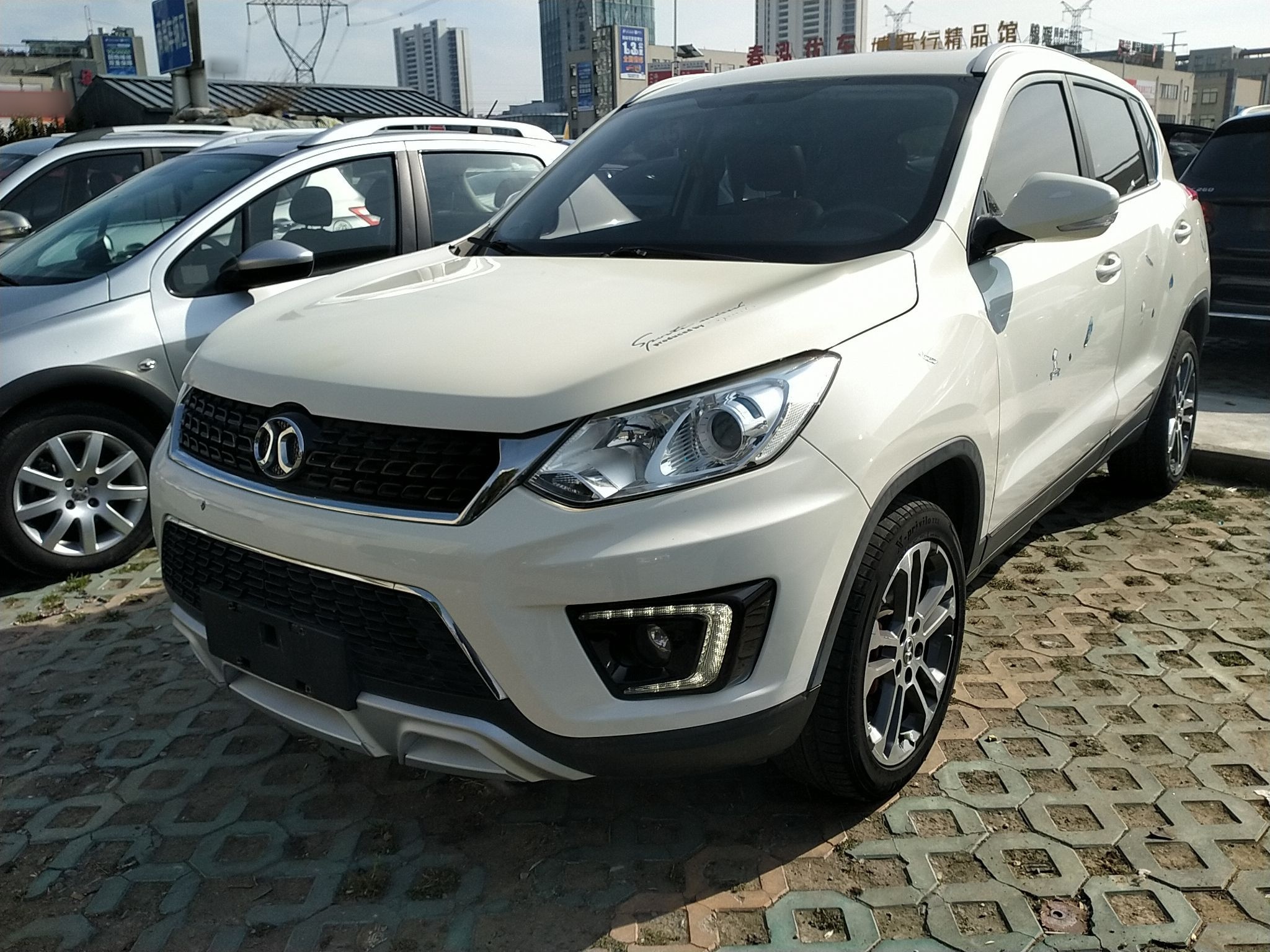 تحت مقدمة السيارة