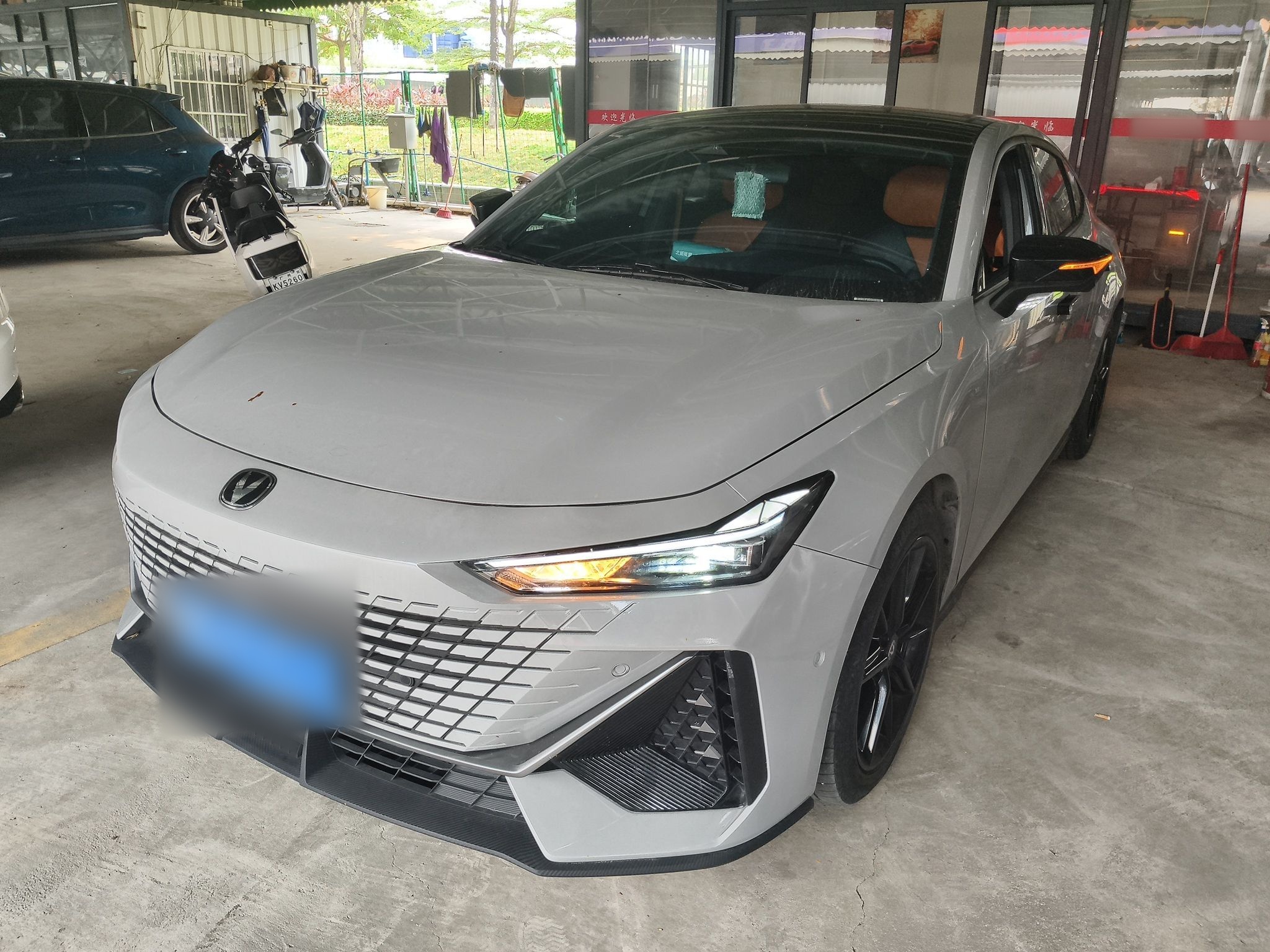 تحت مقدمة السيارة