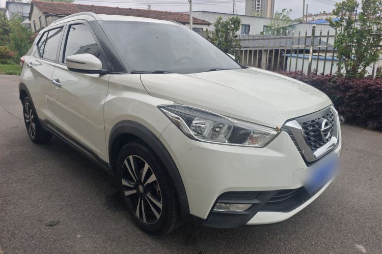 Used Nissan Kicks 2017 1.5L CVT Smart Drive Edition Front Right 45 Deg