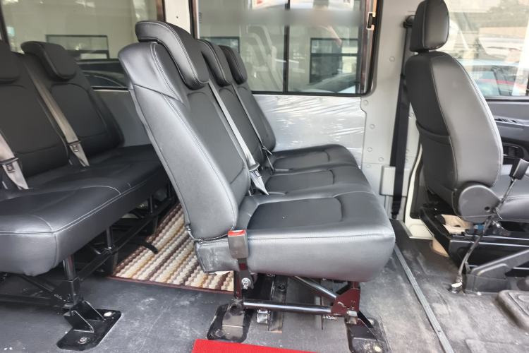 Used Iveco Daily 2023 2.5T A35M1 Short Wheelbase Low-Roof Single-Tire Side-Sliding Door 5-9 Seater