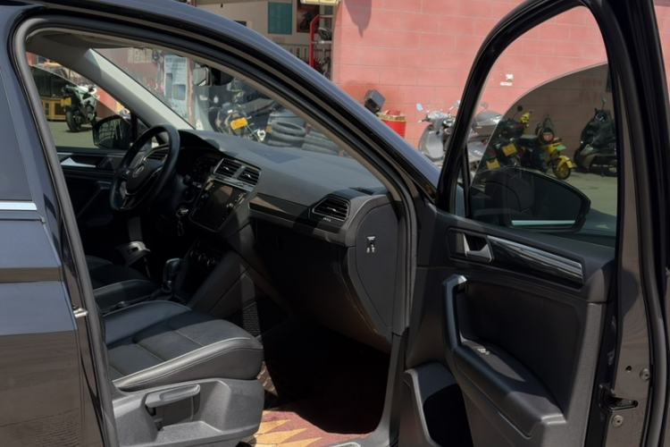 Used Volkswagen Tiguan 2018 330TSI All-Wheel-Drive Innovation Model Interior 2