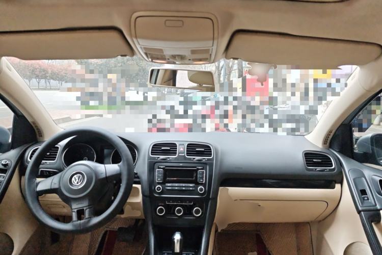 Used Volkswagen Golf 2010 1.6 Automatic Comfort Edition Center Console