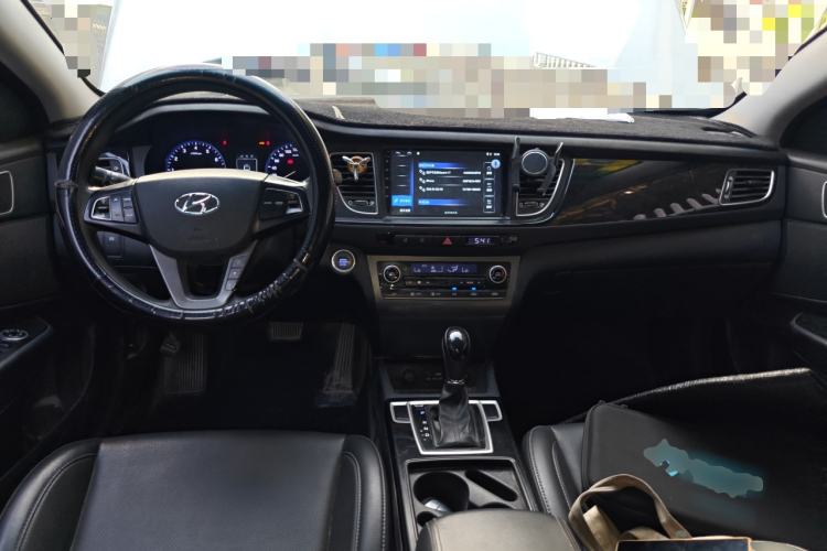 Used Hyundai Mistra 2014 1.8L Automatic Smart GLS Center Console