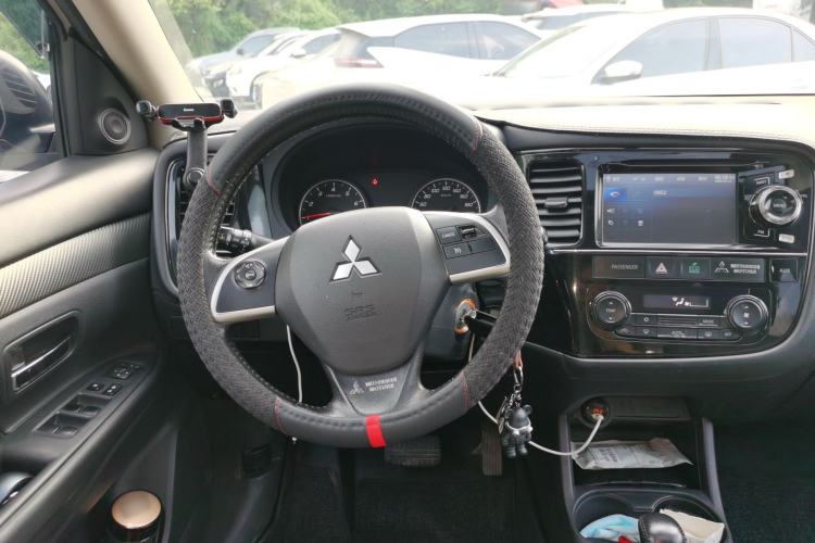 Used Mitsubishi Outlander 2013 2.0L 4x4 Urban Navigation Edition 5 Seats Steering Wheel