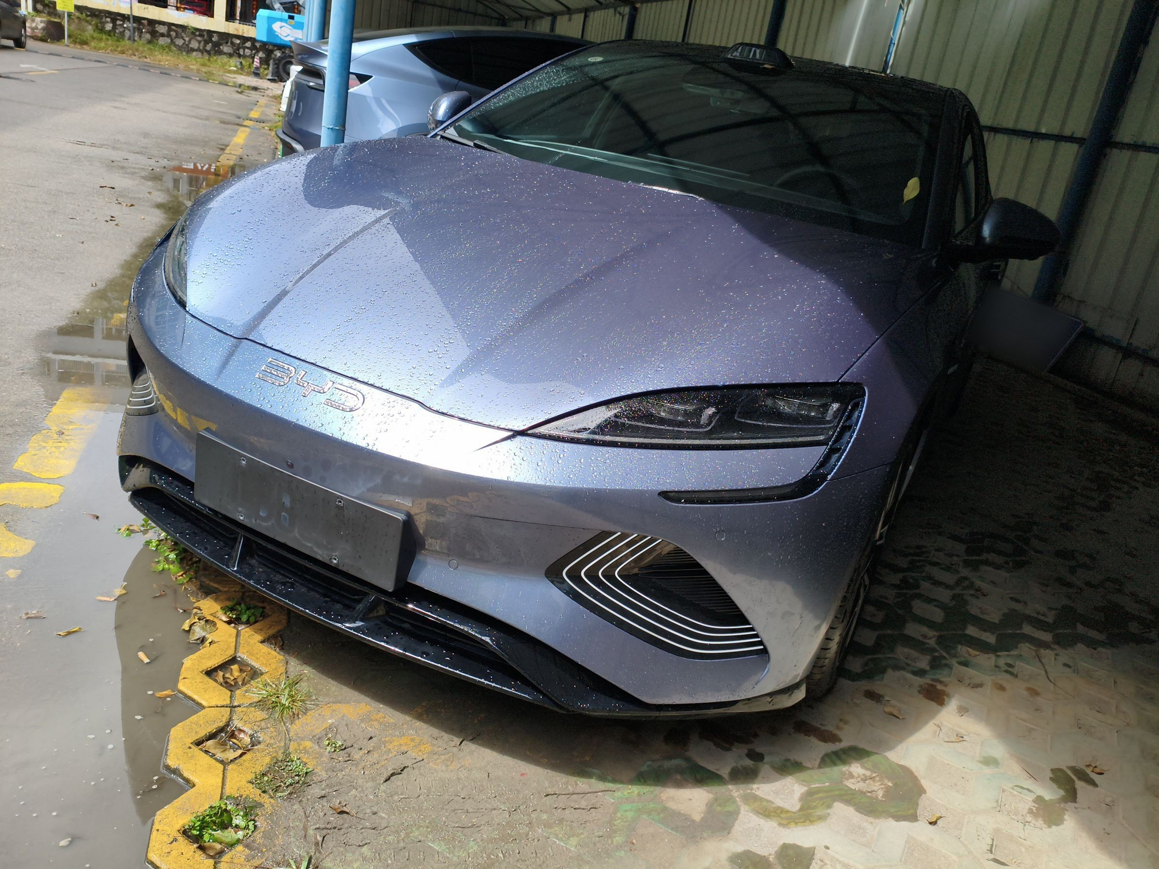 تحت مقدمة السيارة