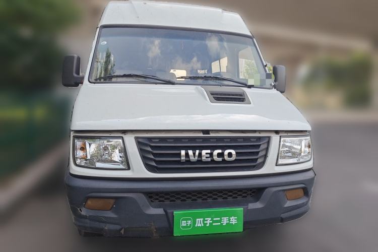 Used Iveco Daily 2020 2.5T A35 Passenger Van Single-Tire Mid-Roof Design 5-9 Seats with Sliding Side Door Meeting China V Emission Standards
