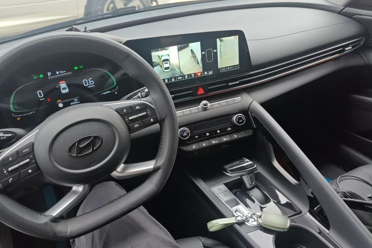 Used Hyundai Elantra 2023 1.5L CVT LUX Prestige Edition Center Console