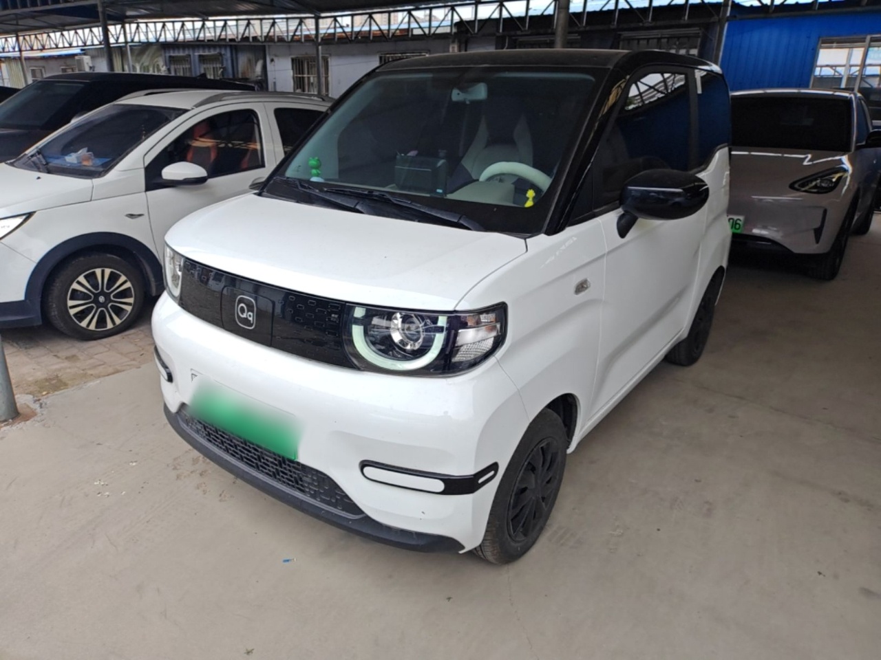 تحت مقدمة السيارة