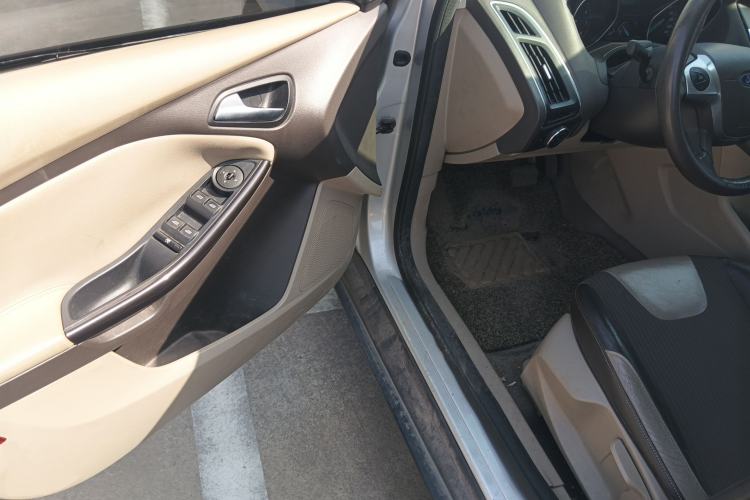 Used Ford Focus 2012 Sedan 1.6L Automatic Fashion Edition Driver Seat