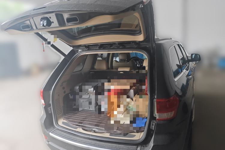 Used Jeep Grand Cherokee 2011 3.6L Luxury Navigation Edition Trunk