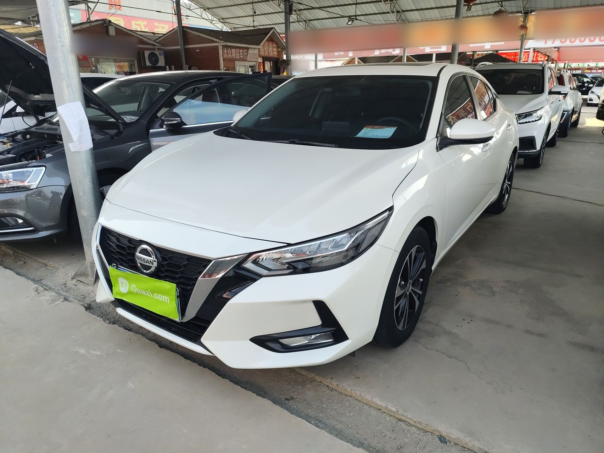 تحت مقدمة السيارة