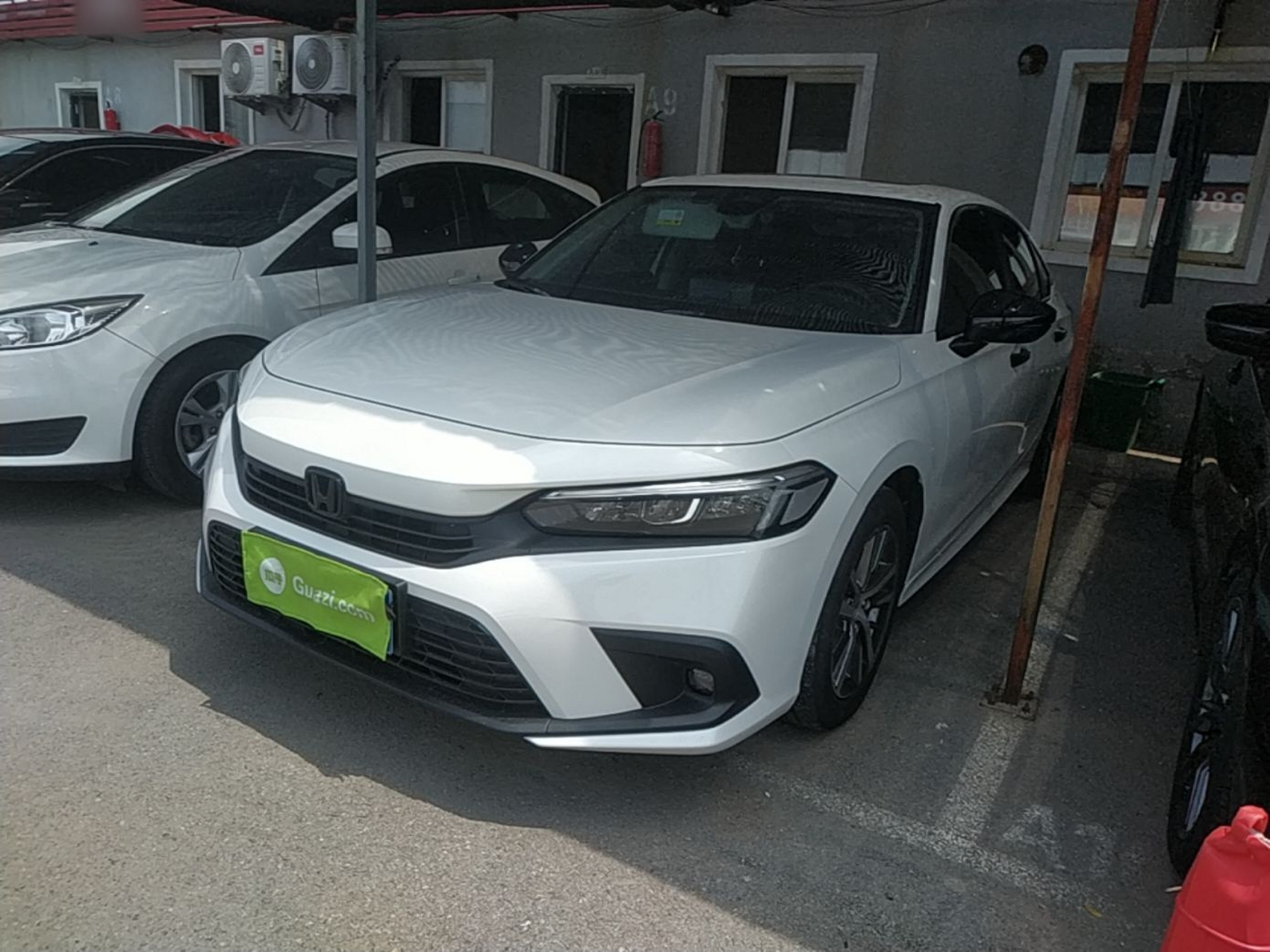 Под передней частью автомобиля