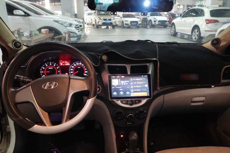 Used Hyundai Verna (older generation) 2014 1.4L Automatic Leading-Edge GLX Center Console