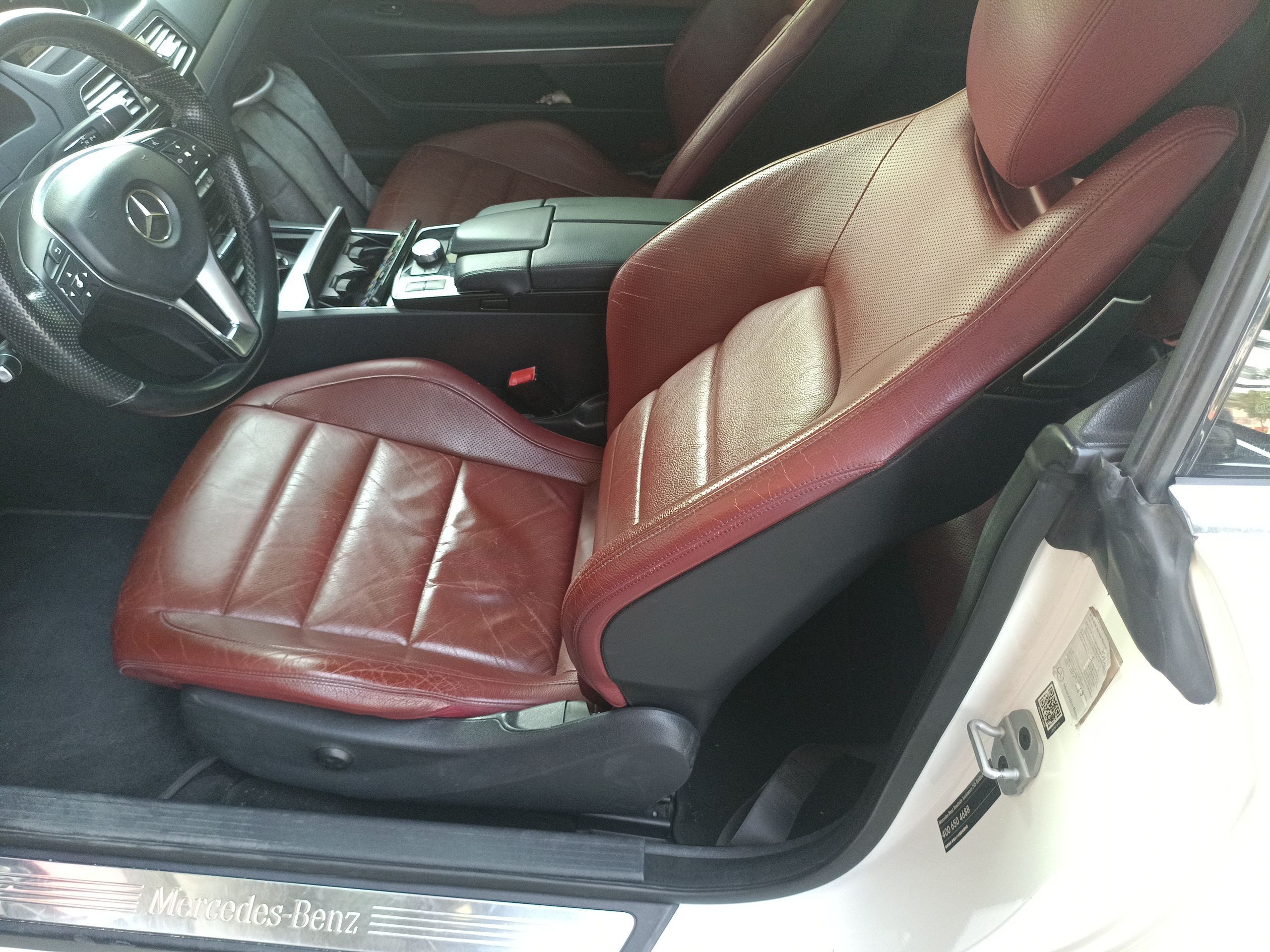 المقاعد الأمامية داخل السيارة