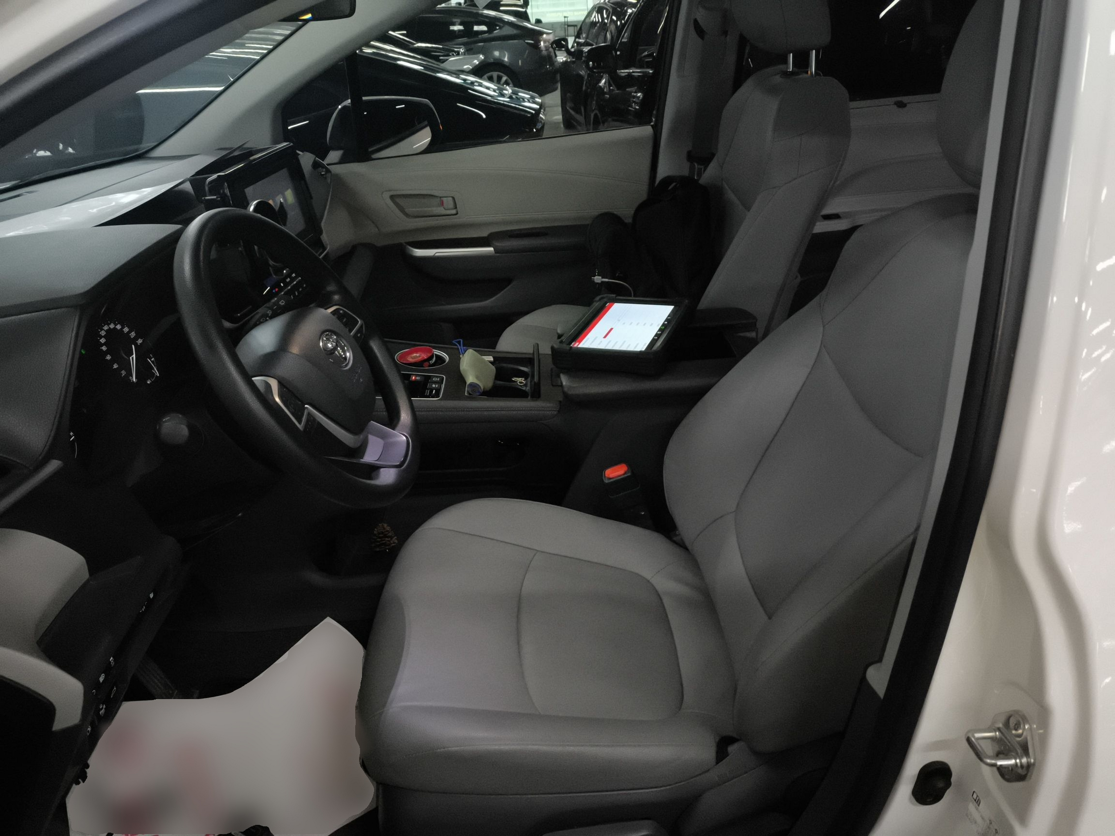 المقاعد الأمامية داخل السيارة