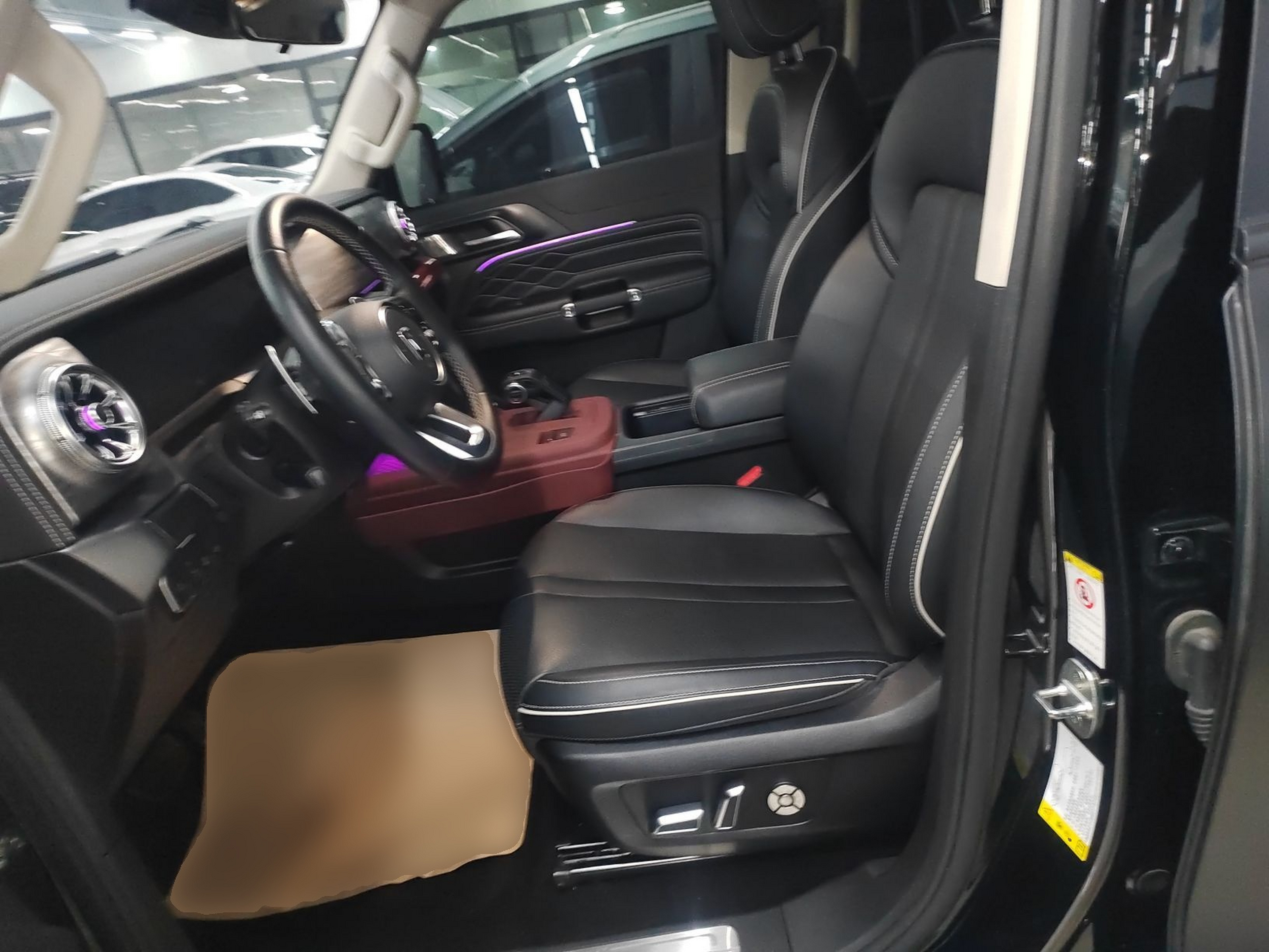 المقاعد الأمامية داخل السيارة