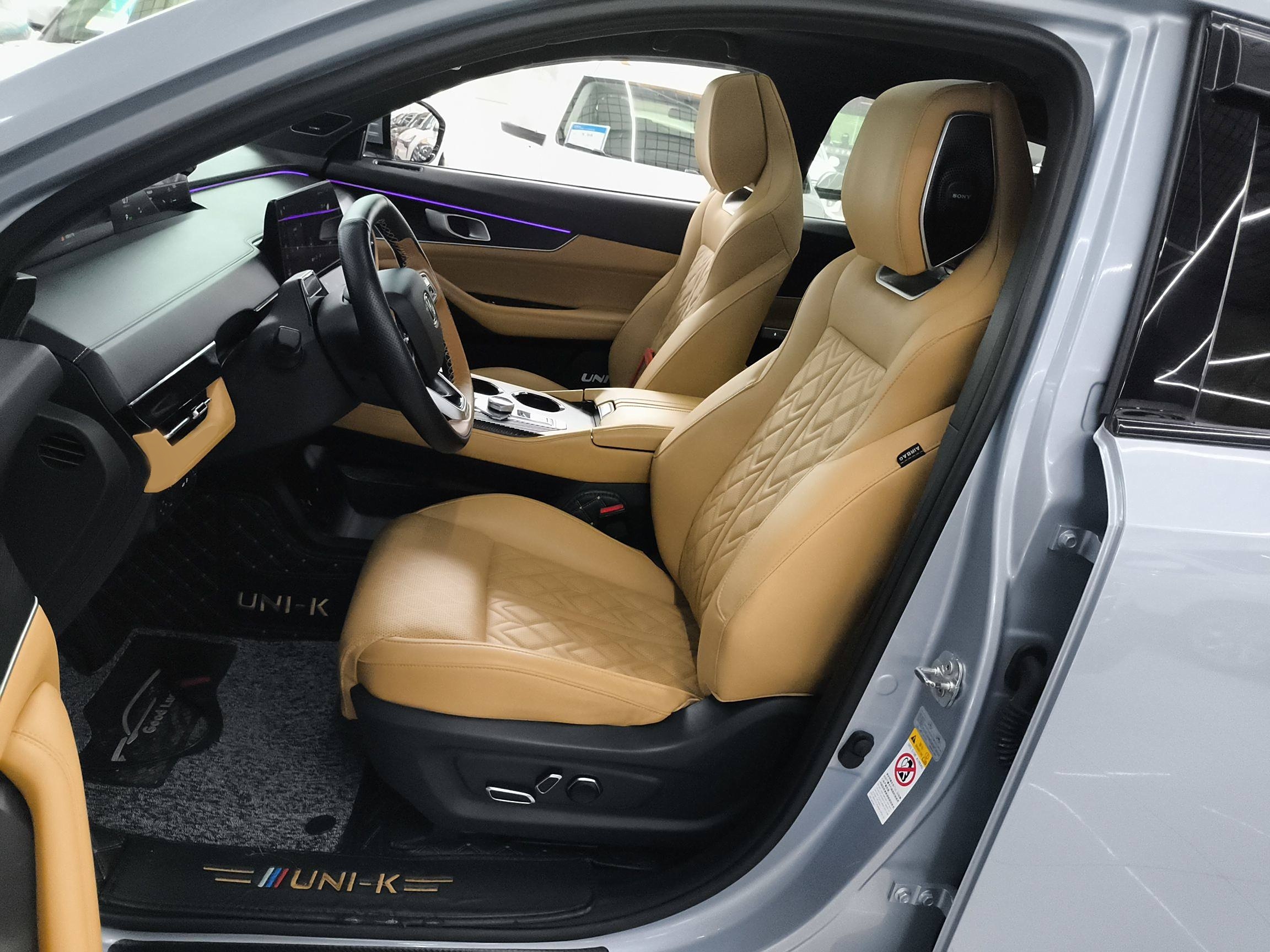 Переднее сиденье в автомобиле