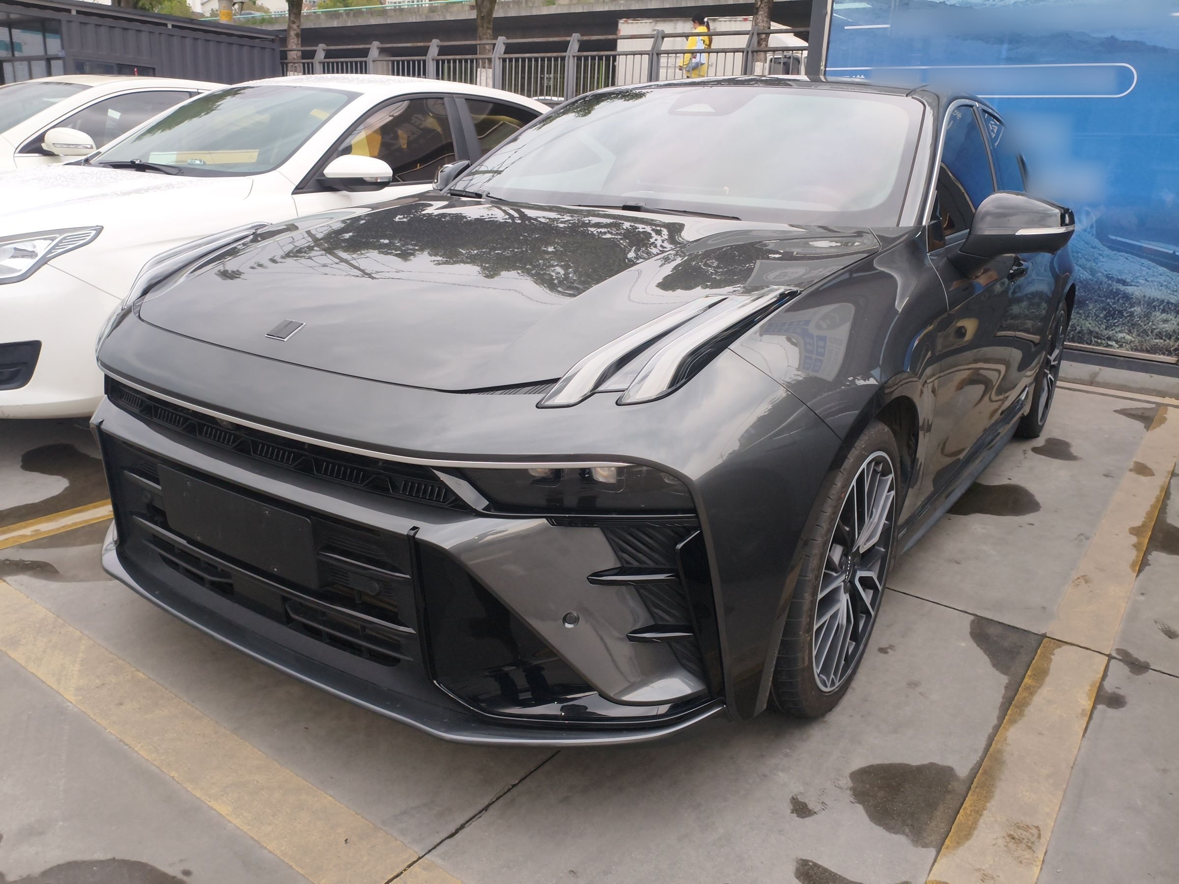 Под передней частью автомобиля