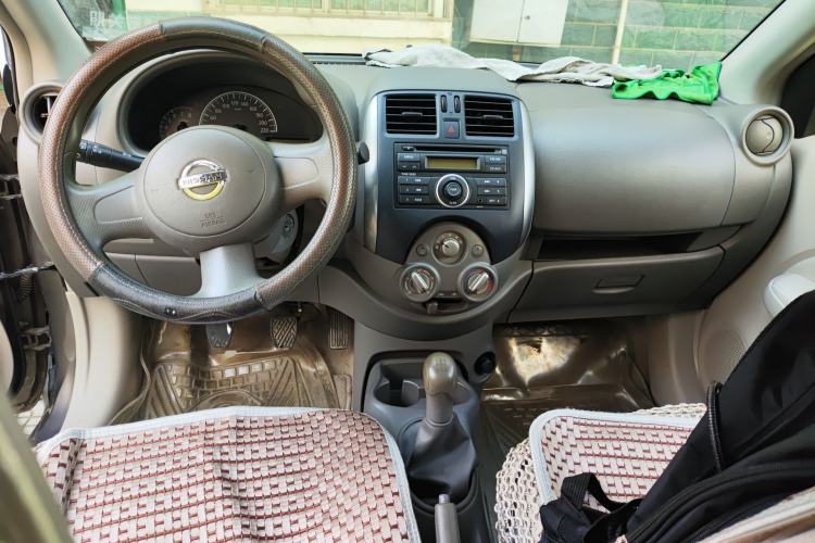 Used Nissan Sunny 2011 1.5XE Manual Comfort Edition Center Console