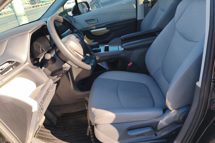 Used Toyota Granvia 2023 2.5L Hybrid Luxury Edition