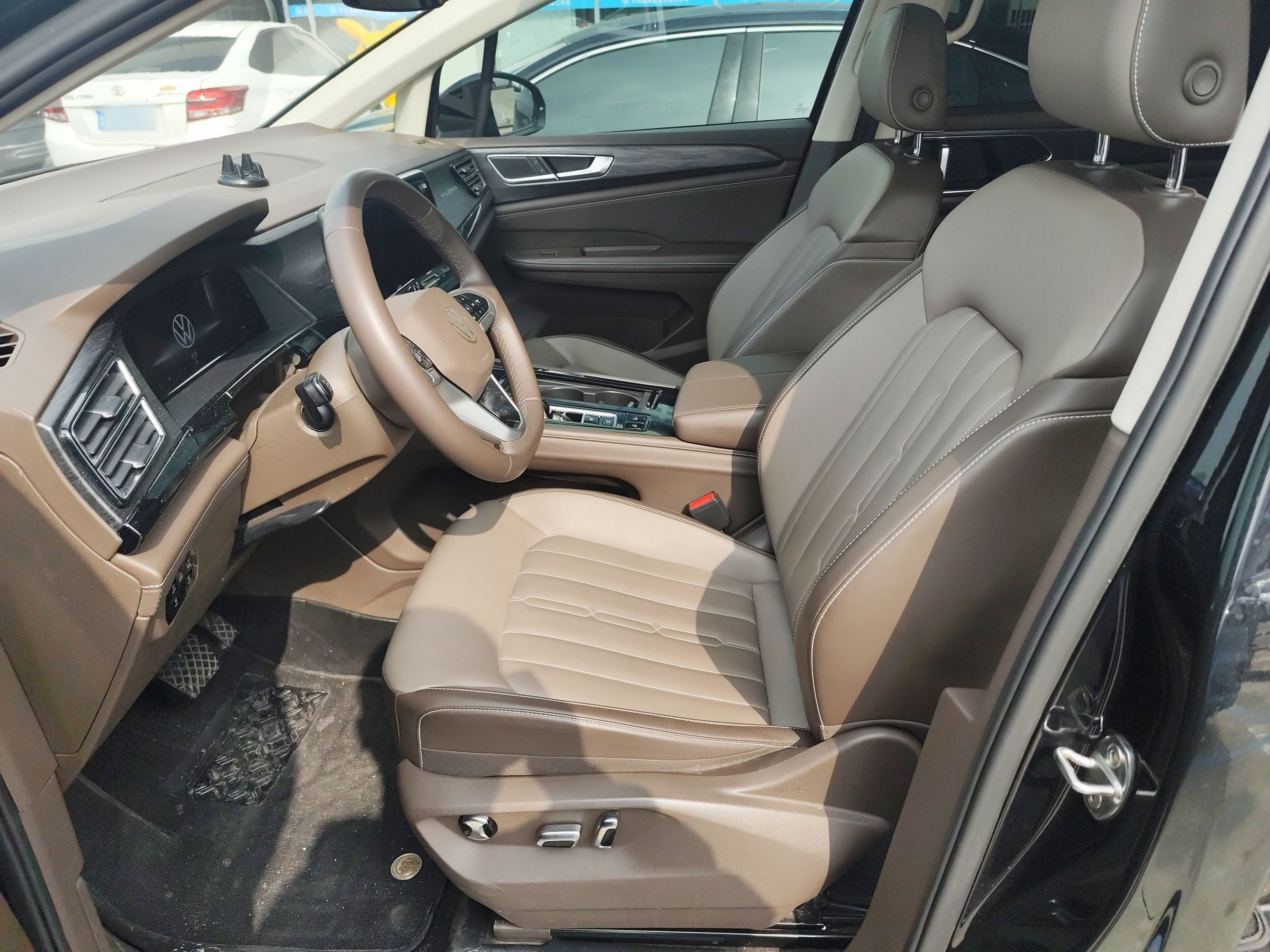 المقاعد الأمامية داخل السيارة