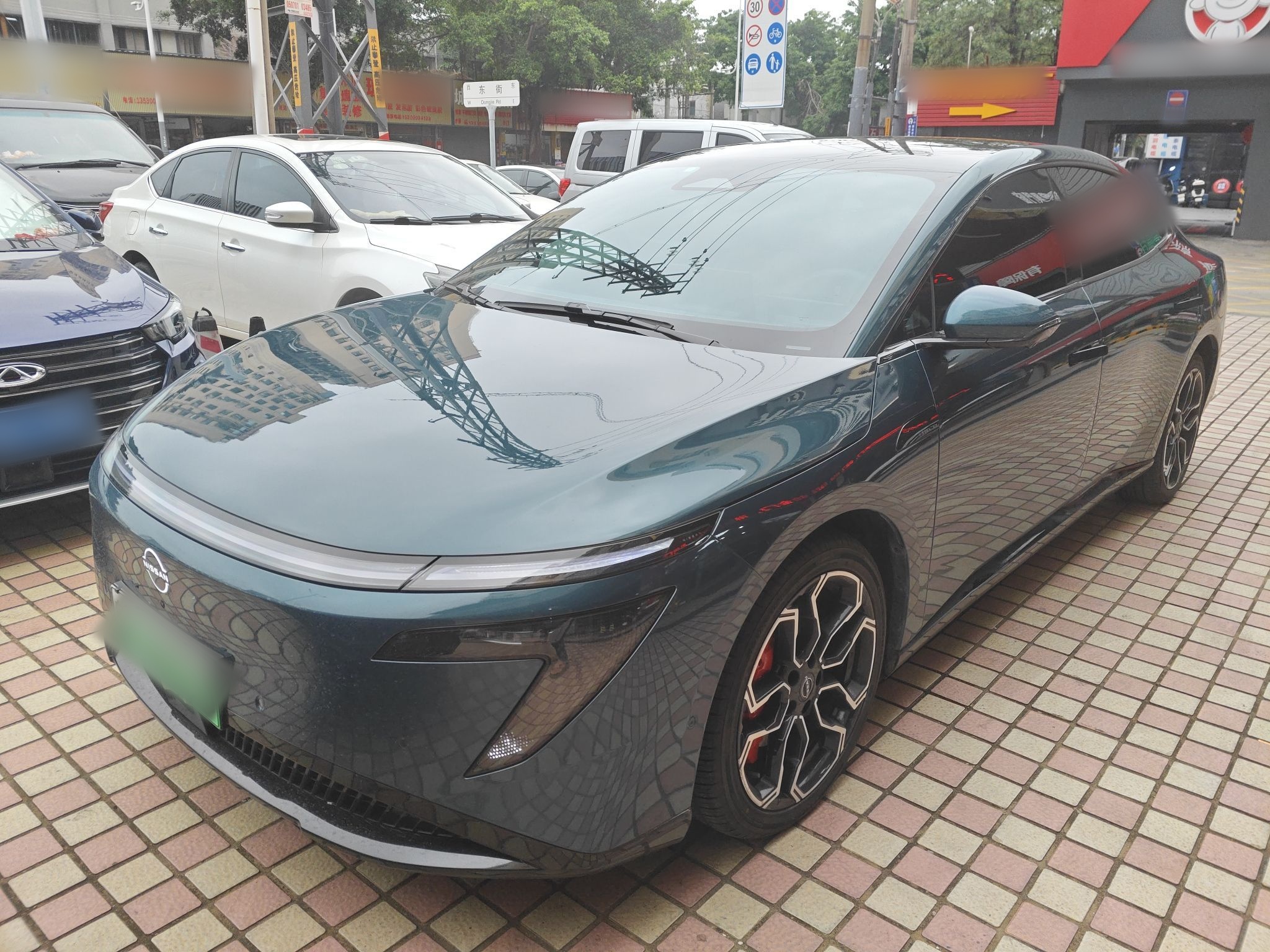 تحت مقدمة السيارة