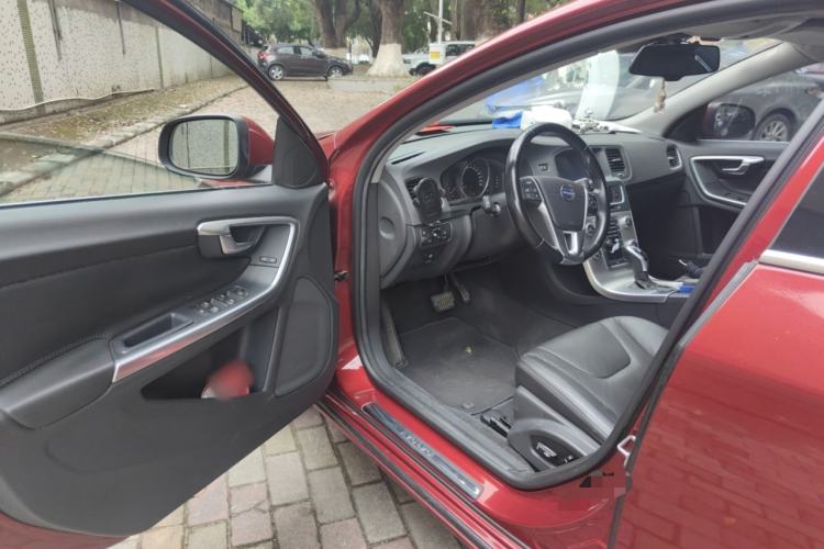 Used Volvo S60 2014 S60L 2.0T Zhiyuan Edition
