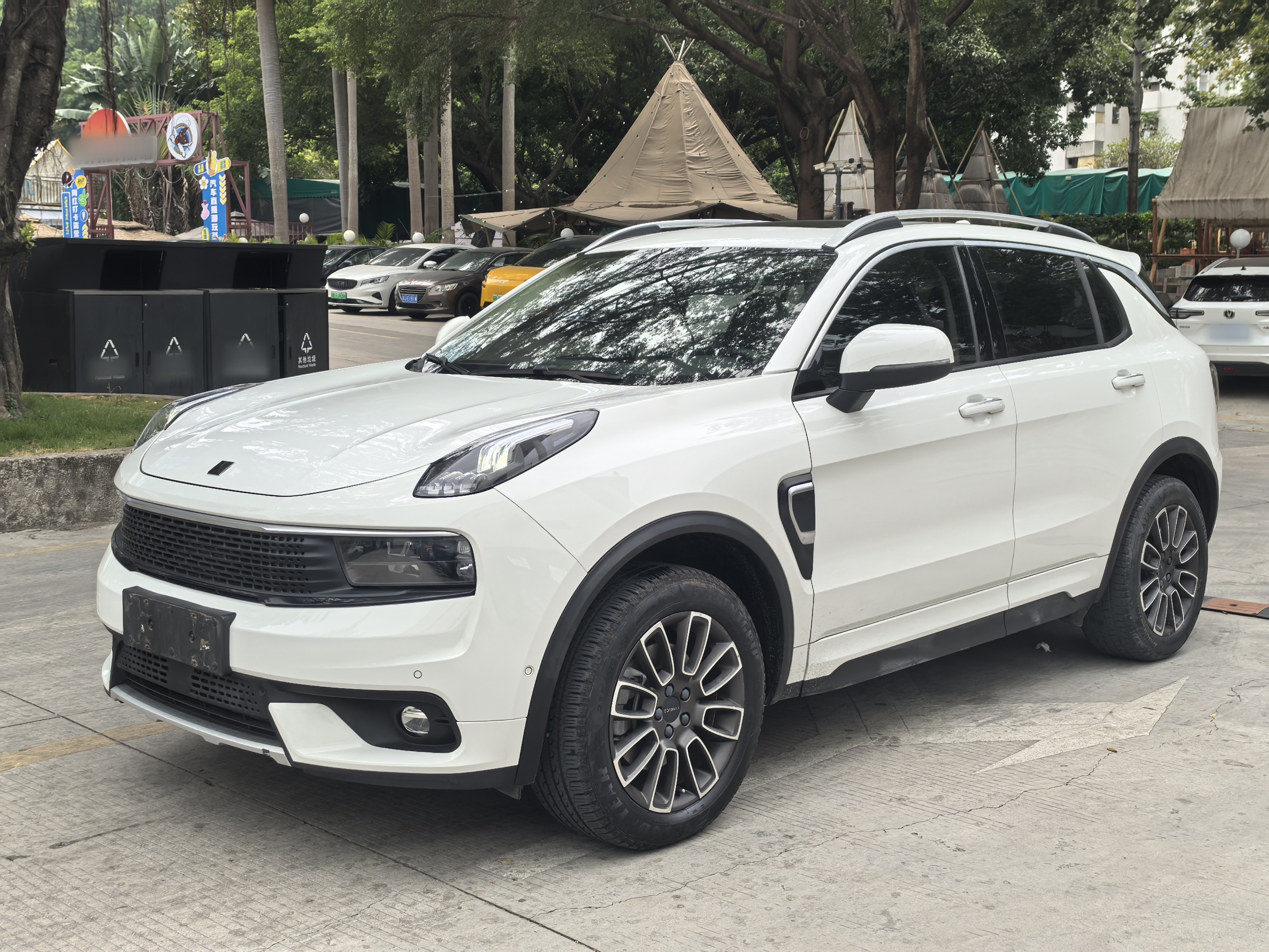 تحت مقدمة السيارة