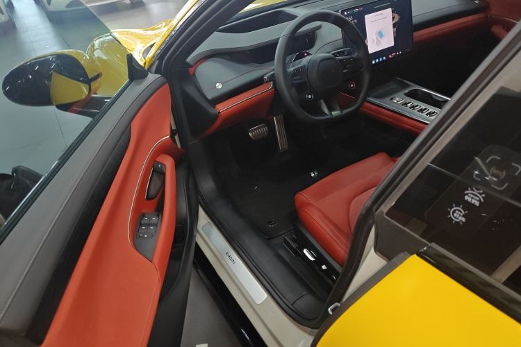 Used Xiaomi Auto SU7 2024 Four-Wheel Drive Ultra-Long Range Advanced Intelligent Driving Max Edition
